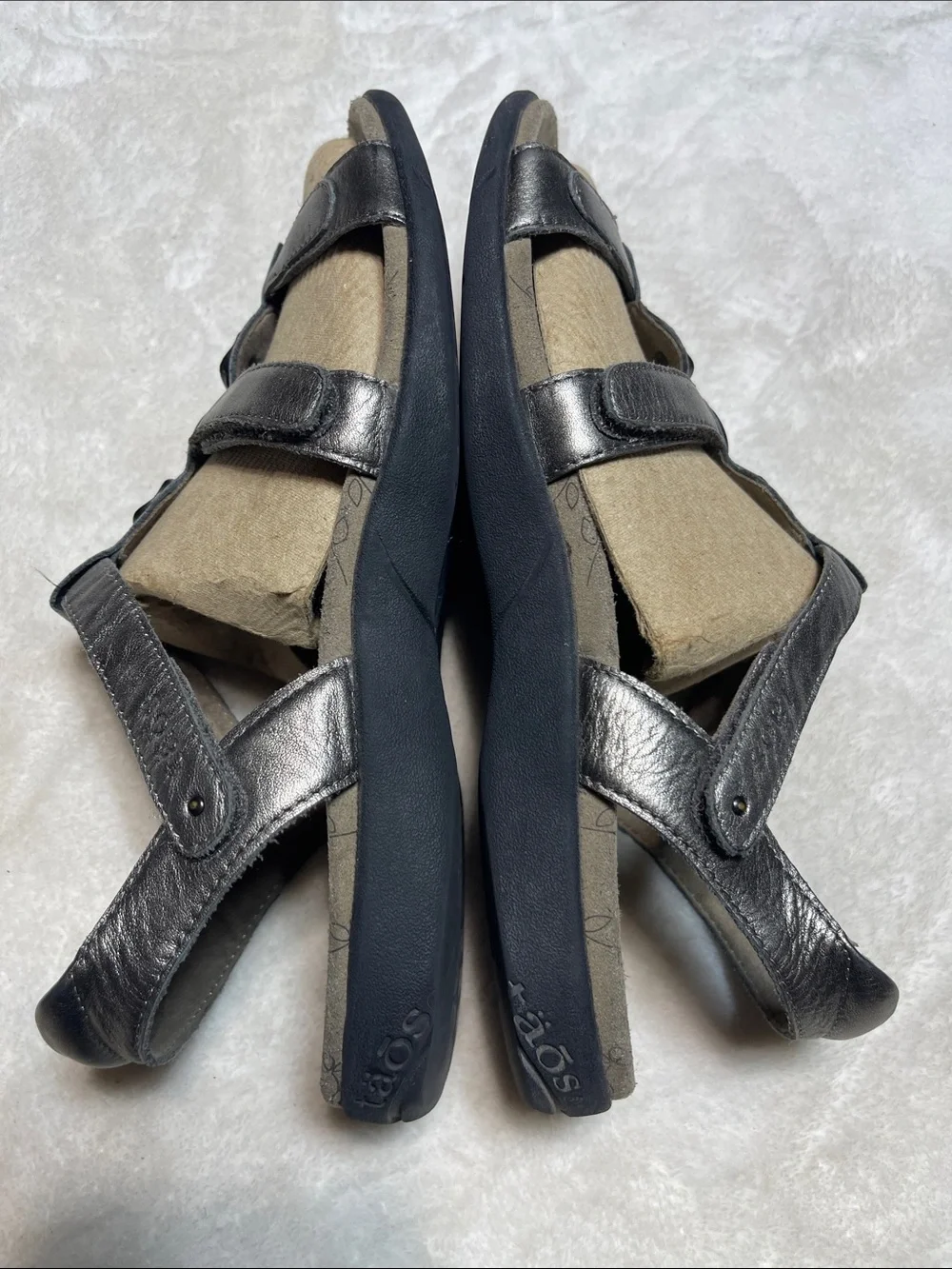 Taos Footwear Gray Leather T-Strap Sandals Size 10